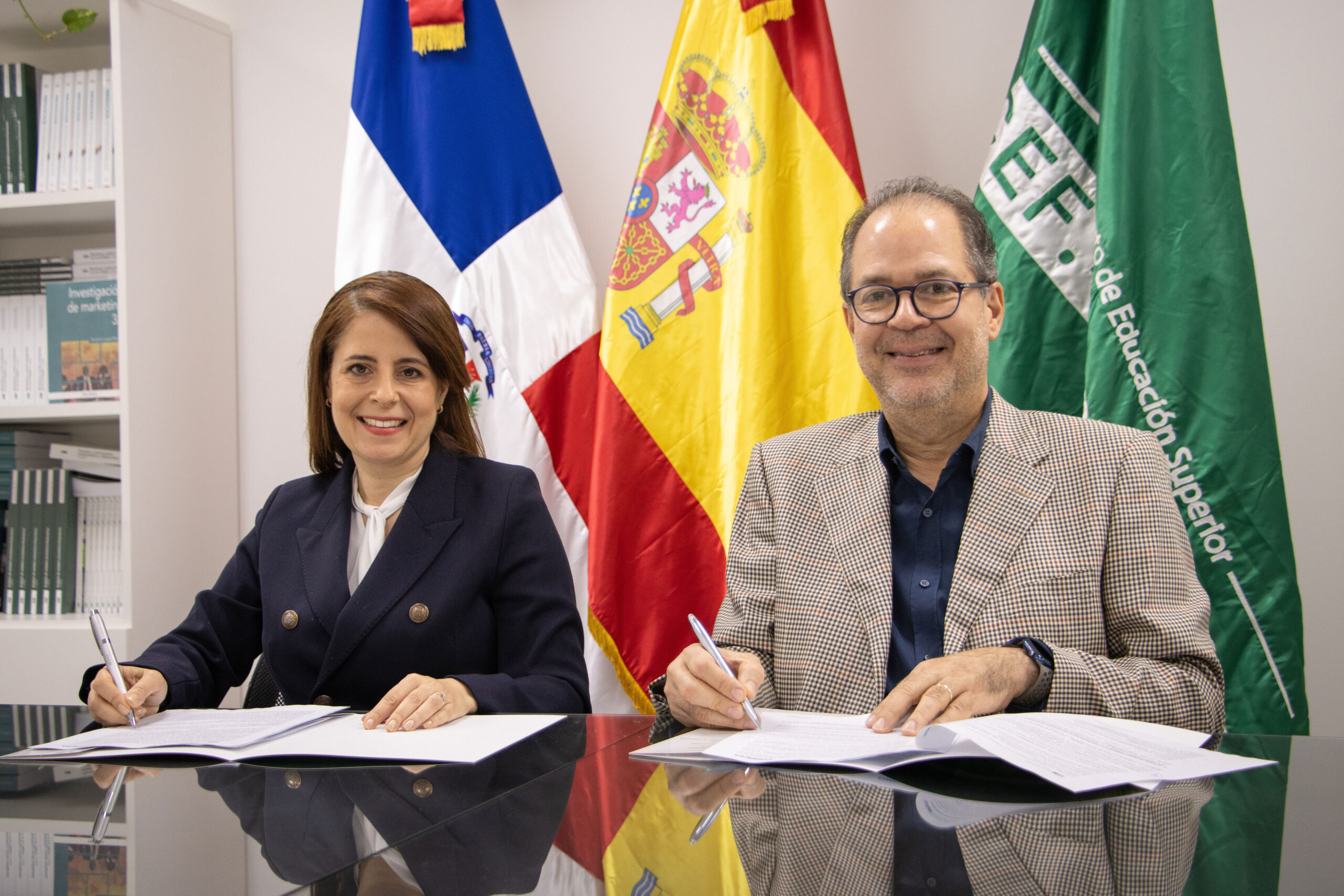 CEF.-Santo Domingo y FONDESA Unen Esfuerzos para Facilitar el Acceso a la Educación Superior